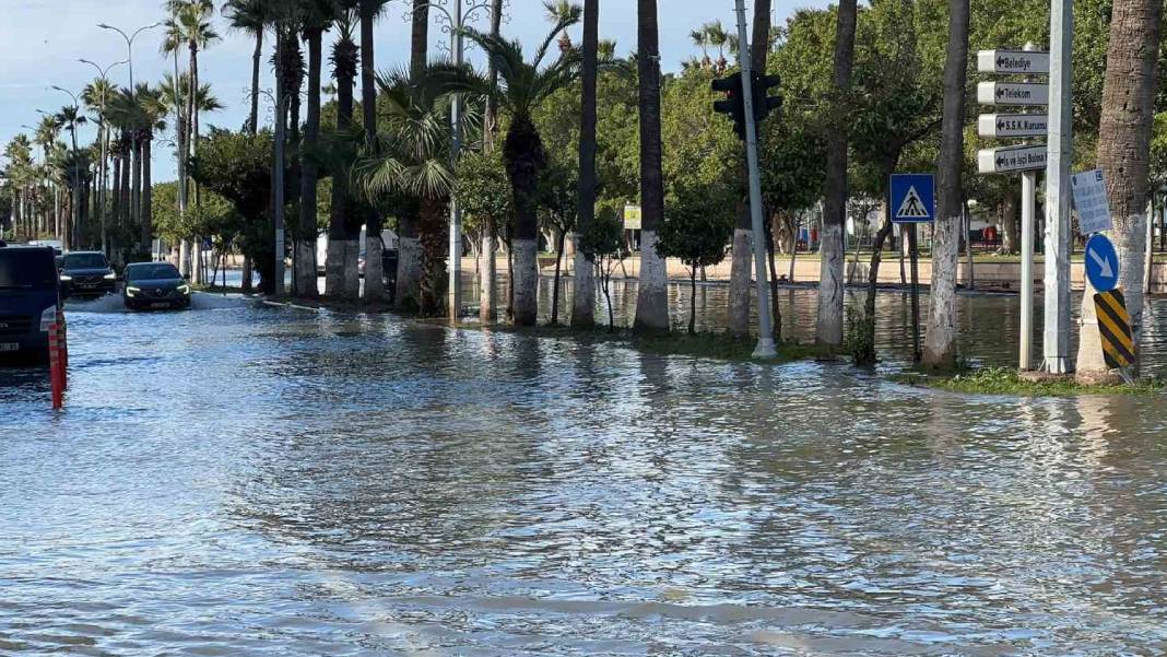 Deprem sonrası İskenderun'da korkutan görüntü: Sokaklar boşaltıldı 4